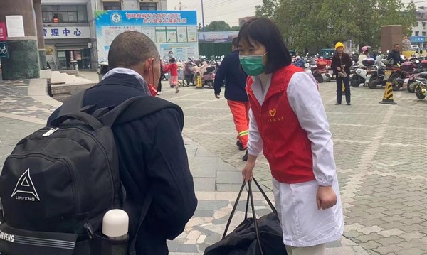 8.文明，在看到背着大包小包的老人时自然流露的友善.png