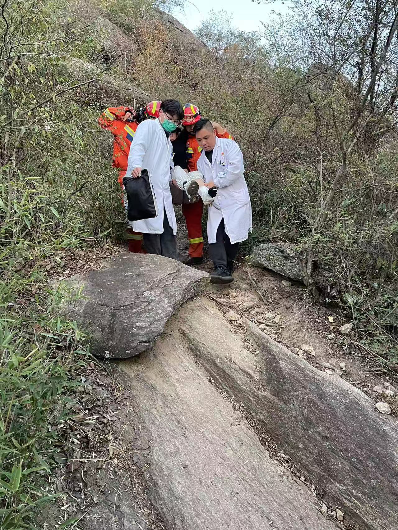 太湖：多部门勠力同心，登山者成功获救