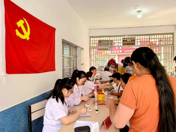 “书记项目”送医下乡.jpg